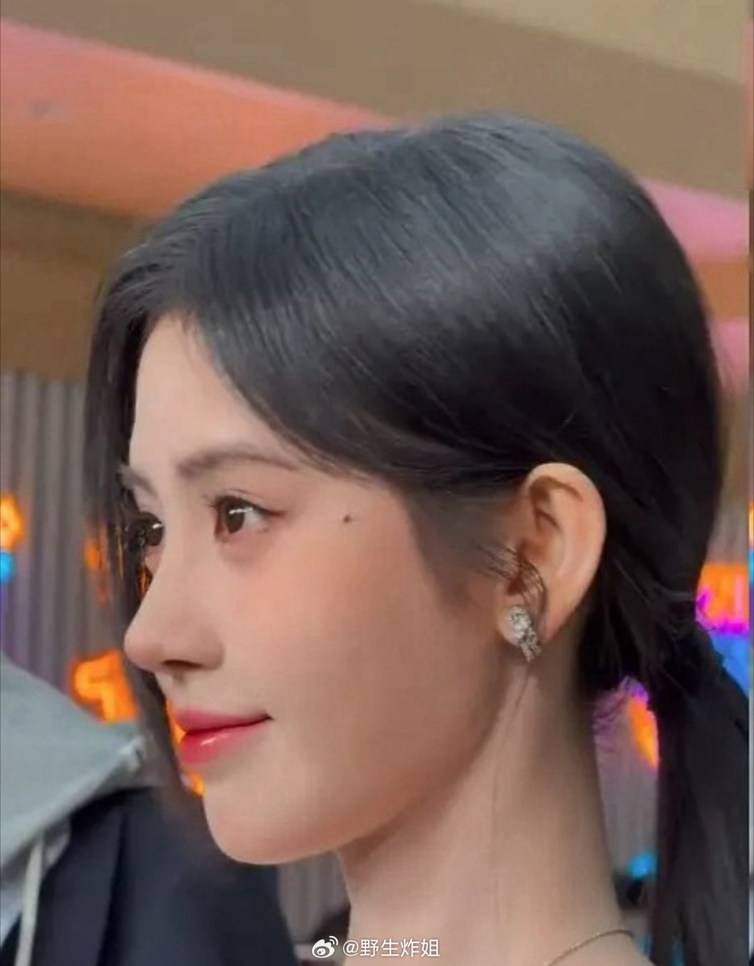 同一个摄像师镜头下的鞠婧祎和陈都灵，两个人都是被摄像头无限放大的怼脸照啊，这两位