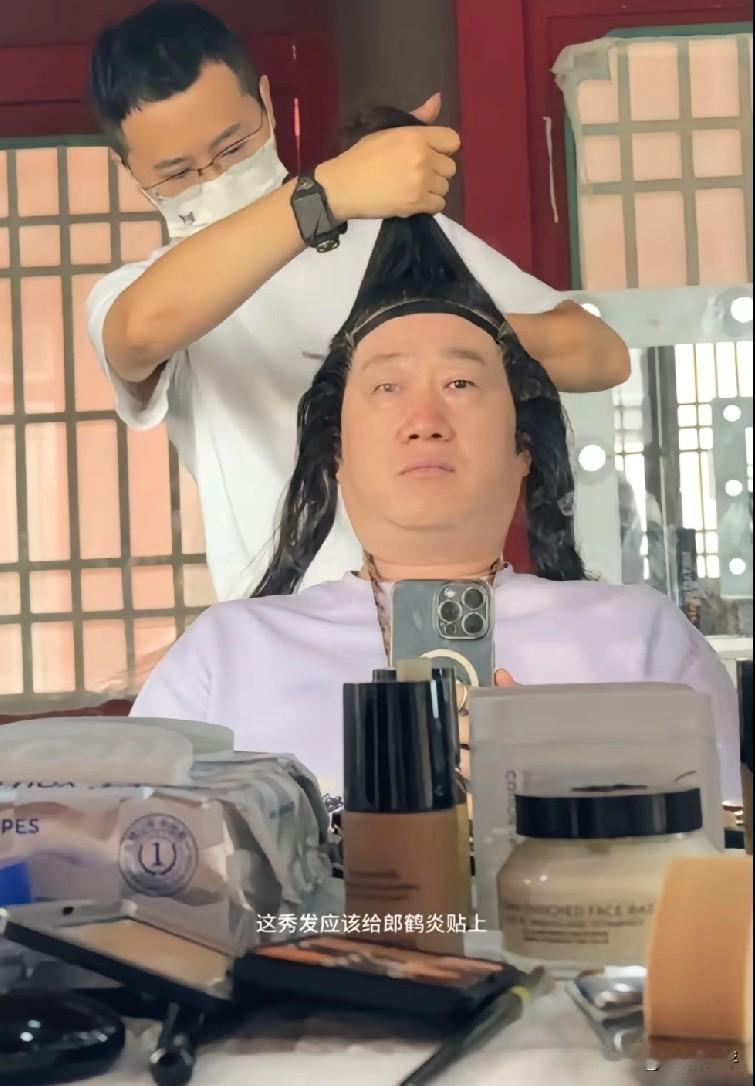 张鹤伦也去《绝顶富贵》剧组拍戏了，他还拍个视频发在抖音。当时开机仪式上只看到