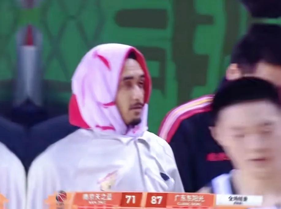 这边打完南京，那边大本营传来消息，深圳击败上海，杜锋听完却是轻唉一声。本想亲手