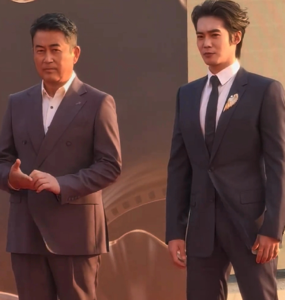 于适一身正气刘烨一身偷感刘烨就是一“害群之马”，把好端端的一身正气的剧组弄成搞