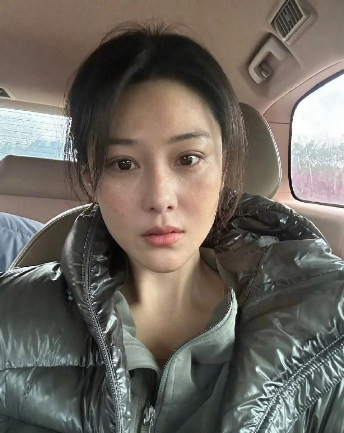 张馨予全素颜出镜太吓人了，原生态脸清秀靓丽，一双大眼睛脉脉含情，如果再化一下妆别