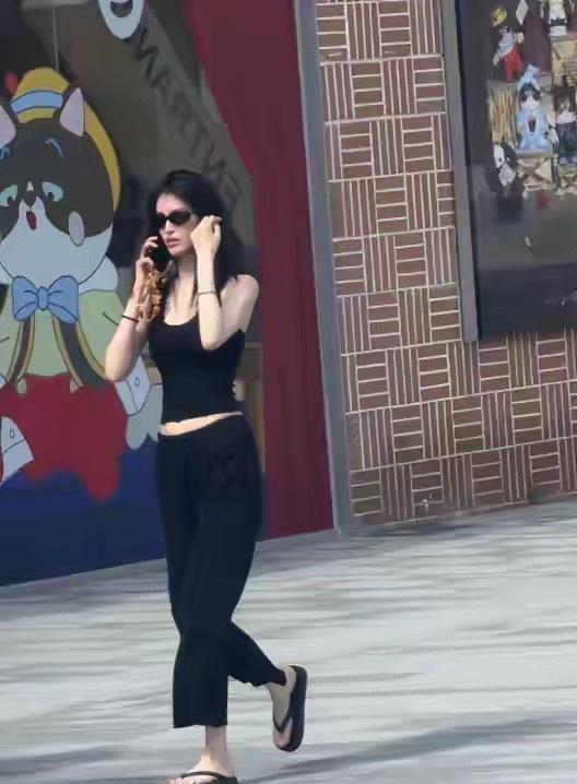 被何穗的“溜娃装”美到了！背心+人字拖松弛又高级，不愧是超模 ​