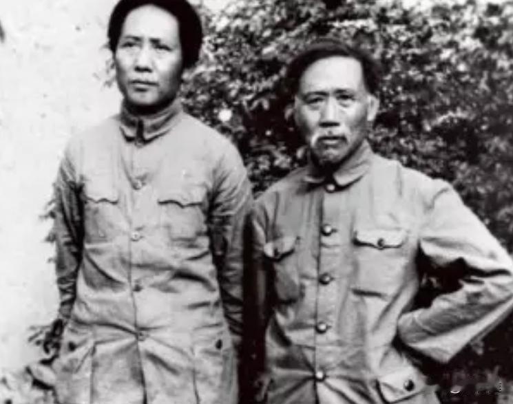 一对神奇的师生，徐特立和毛主席，老师跟着学生走了25000千里。徐特立是毛主席在