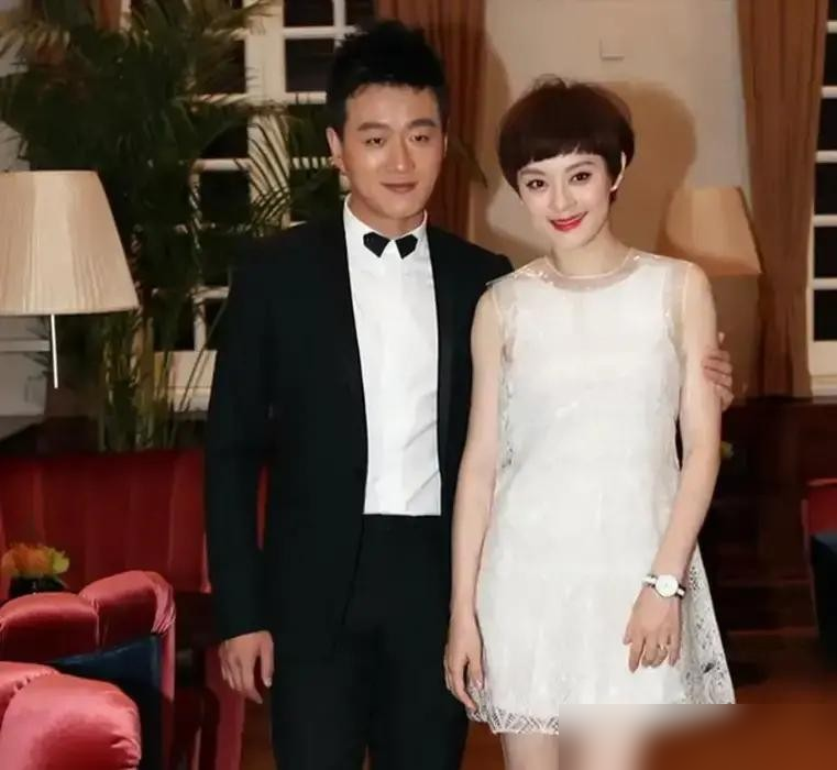 邓超结婚，佟大为喝得烂醉，连他老婆关悦都看懵了。平时滴酒不沾的人，那天跟不要命似的灌自己。邓超过去问