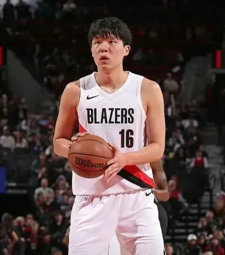 今天杨瀚森带队赢球了，他抢了13个篮板，还送出4次助攻，带队逆转对手。上场时间