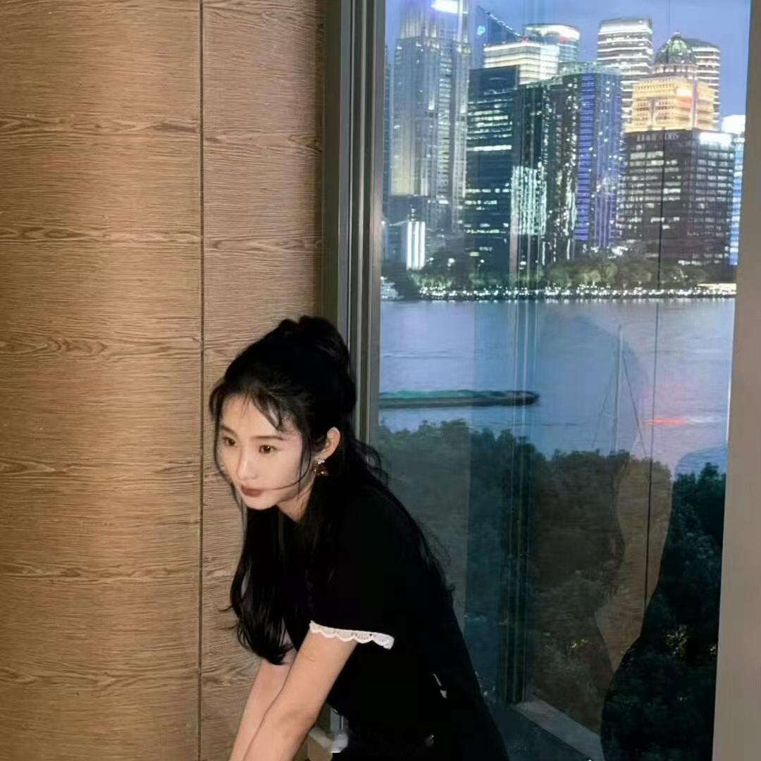 张艺凡这可不兴打错啊中气十足的一声“艺打错了”，把旁边人都吓了一跳。张艺凡用实