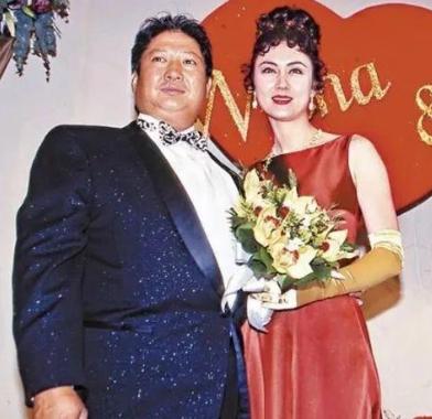 [啤酒]1973年，洪金宝拉着女助理曹恩玉去酒店开房，前台一句话让他暴怒，第二天