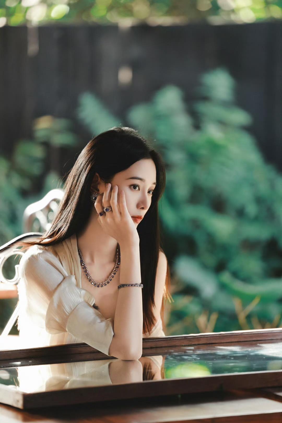 娱乐徐艺洋宝石配美人徐艺洋宝石大片宝石就得配美人​，徐艺洋太美咯​​