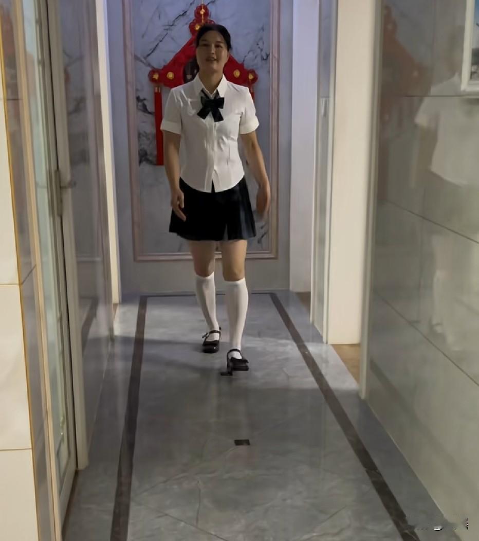 妈妈竟然比女儿好看