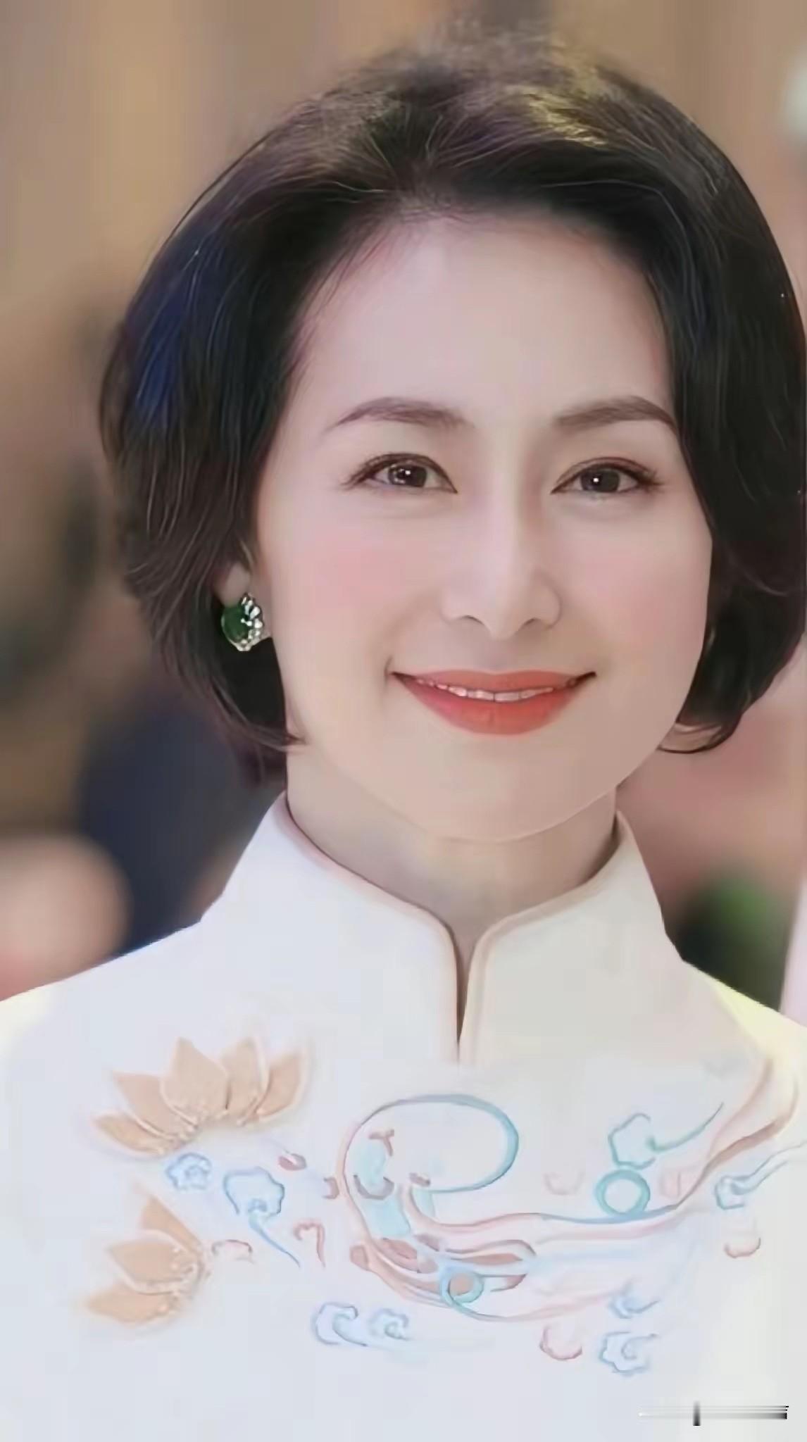 何超琼说：我与陈百强从来不是不爱，是不敢爱，不能爱​在何超琼眼里陈百强是