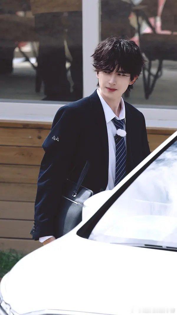 敖瑞鹏学院风造型怎么有点像卖保险的🤧​​​