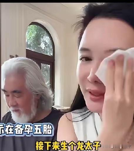 75岁的张纪中和44岁的杜星霖，又把生育话题推上热搜。杜星霖直播透露，夫妻俩