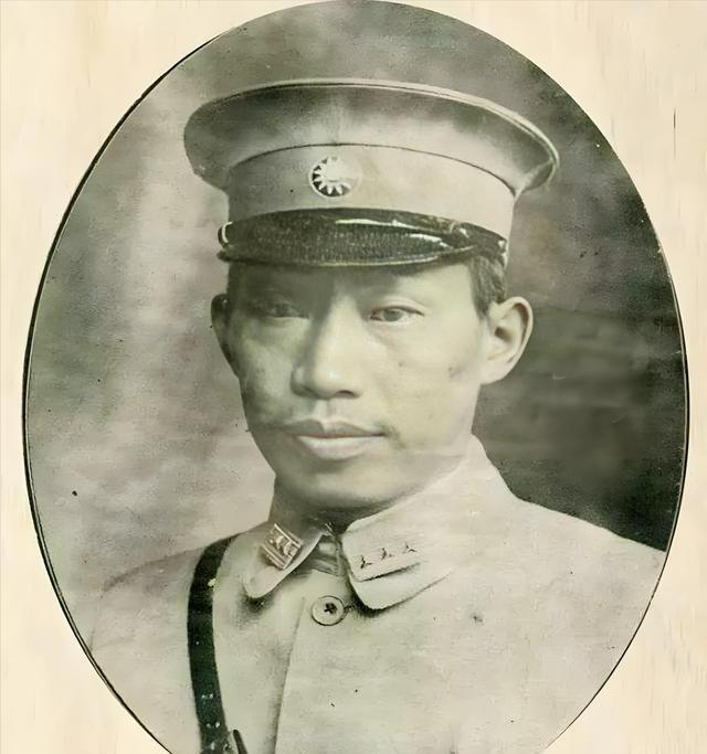 1935年，贵州军阀王家烈被迫交出兵权，出省“考察”。蒋介石当面给了三万块大洋做