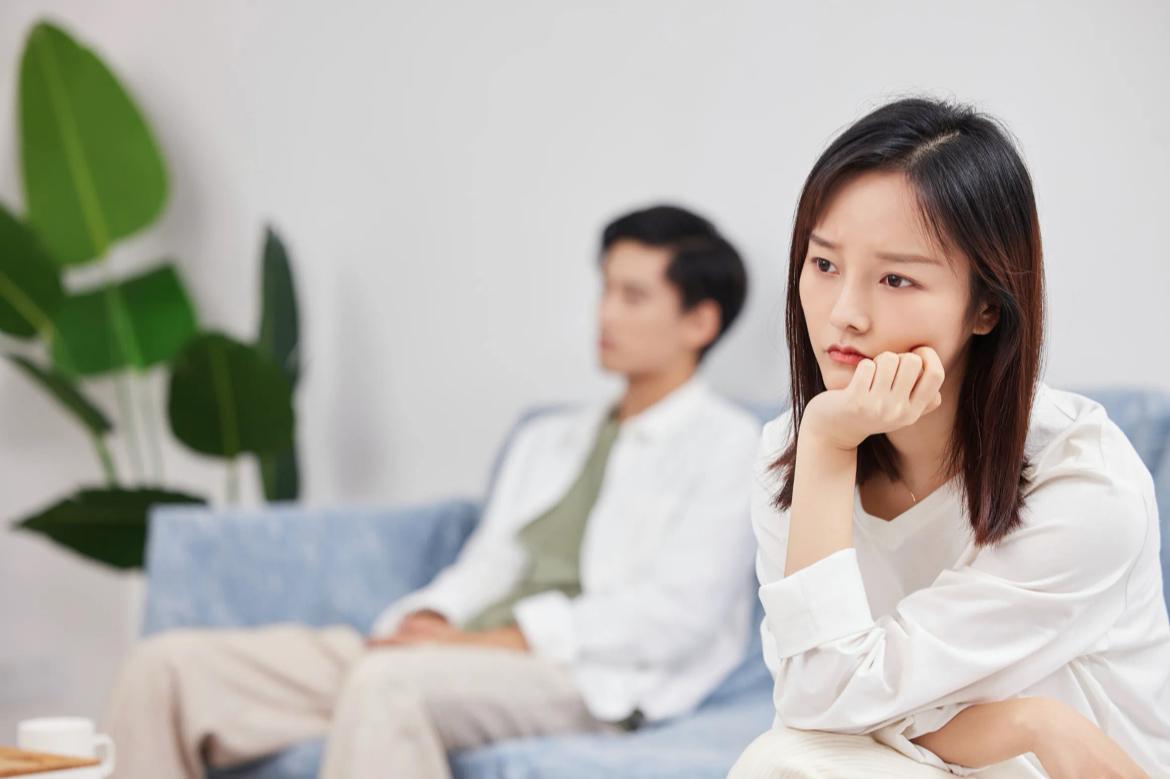 女人三不管，家庭不会旺第一，家里的钱别完全不管，散了财气难聚福。老辈人常