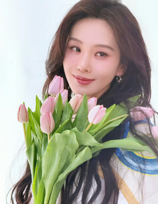 刘诗诗39岁生日照，手捧花束，气质真的绝了，美得好耀眼！刘诗诗最新生日照出炉