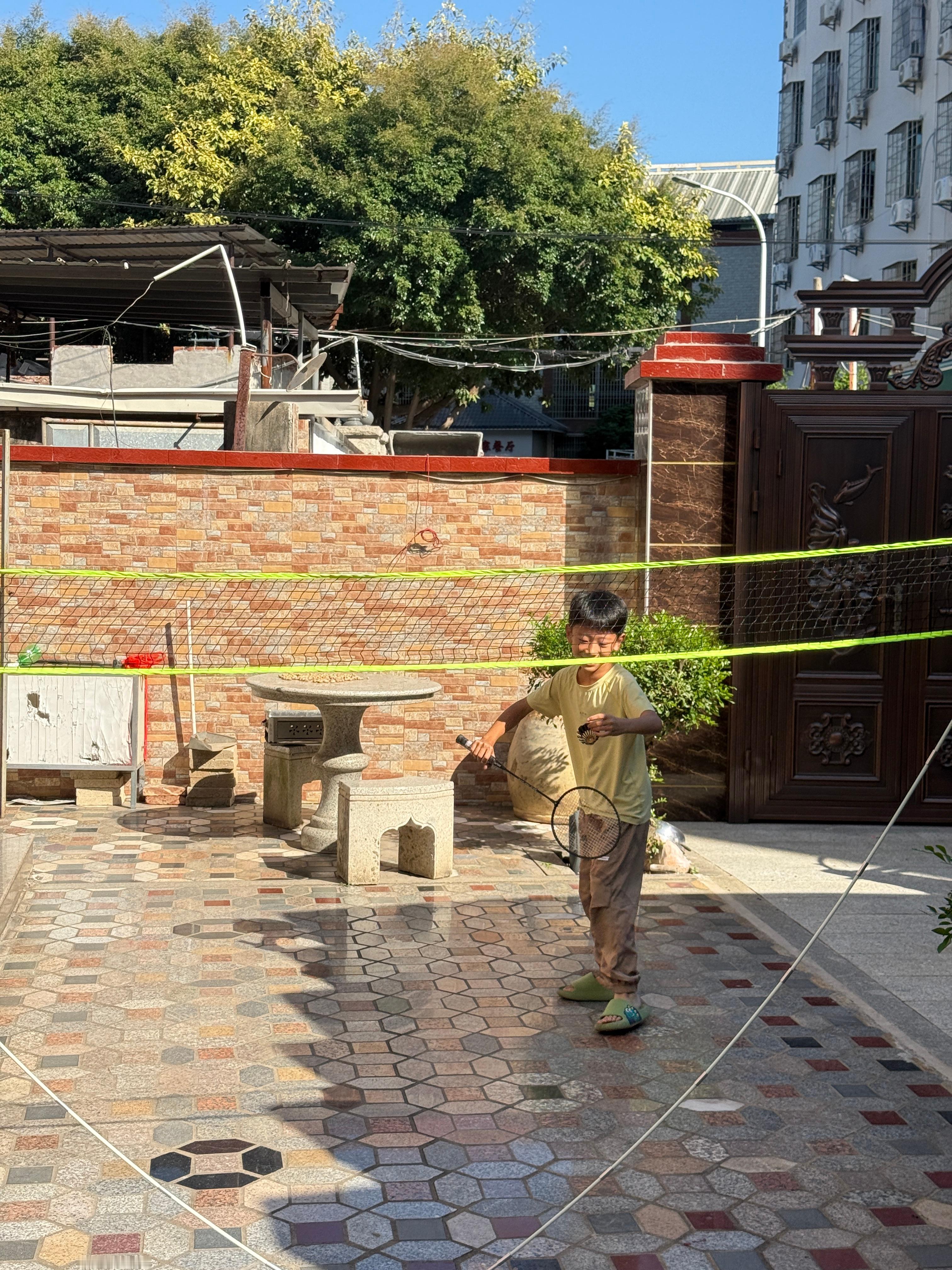 这小屁孩体力真好，一有时间就抓我打羽毛球