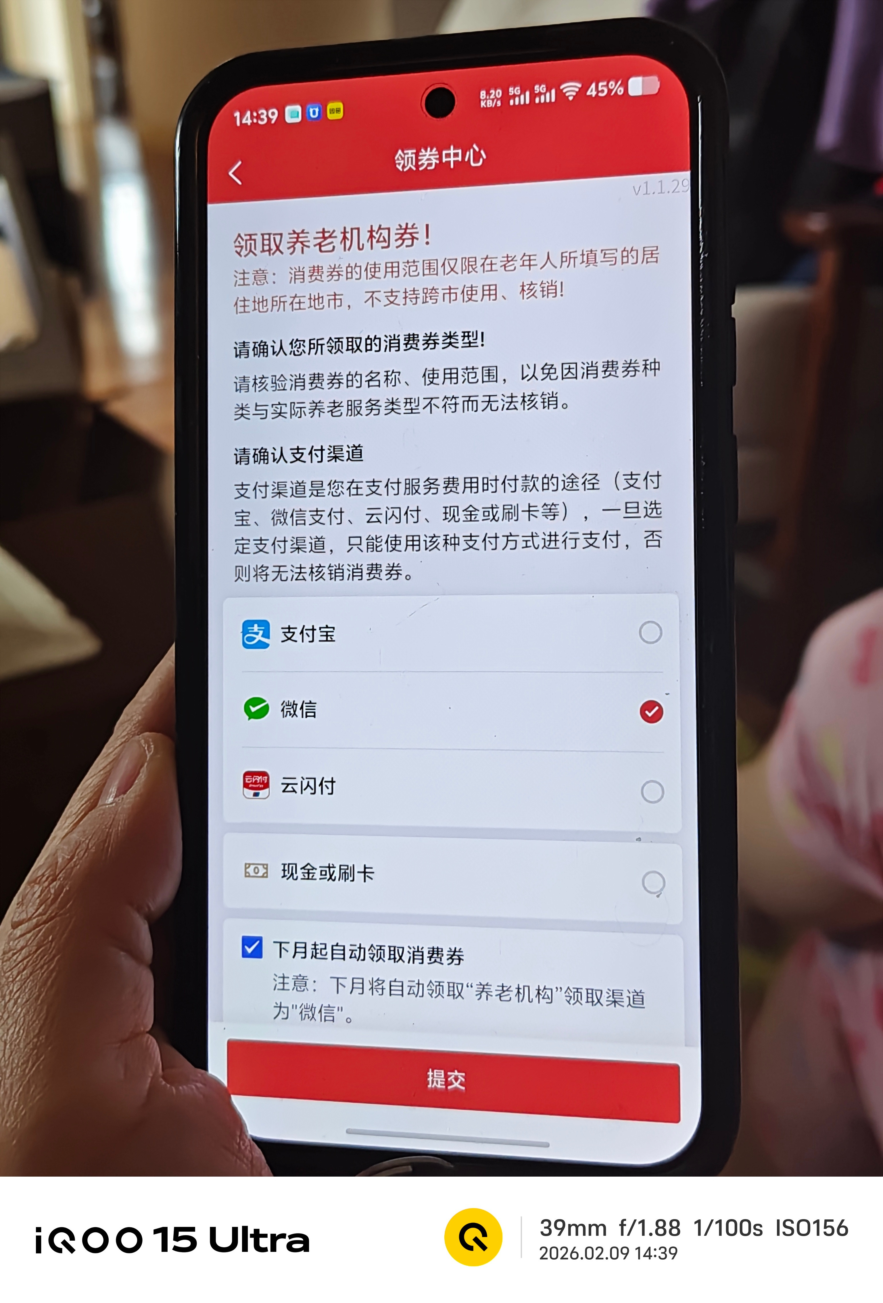 前几天去养老院看我岳父了，他已经完全认不清我们了，也不会自己吃饭。用的鼻饲管喂食