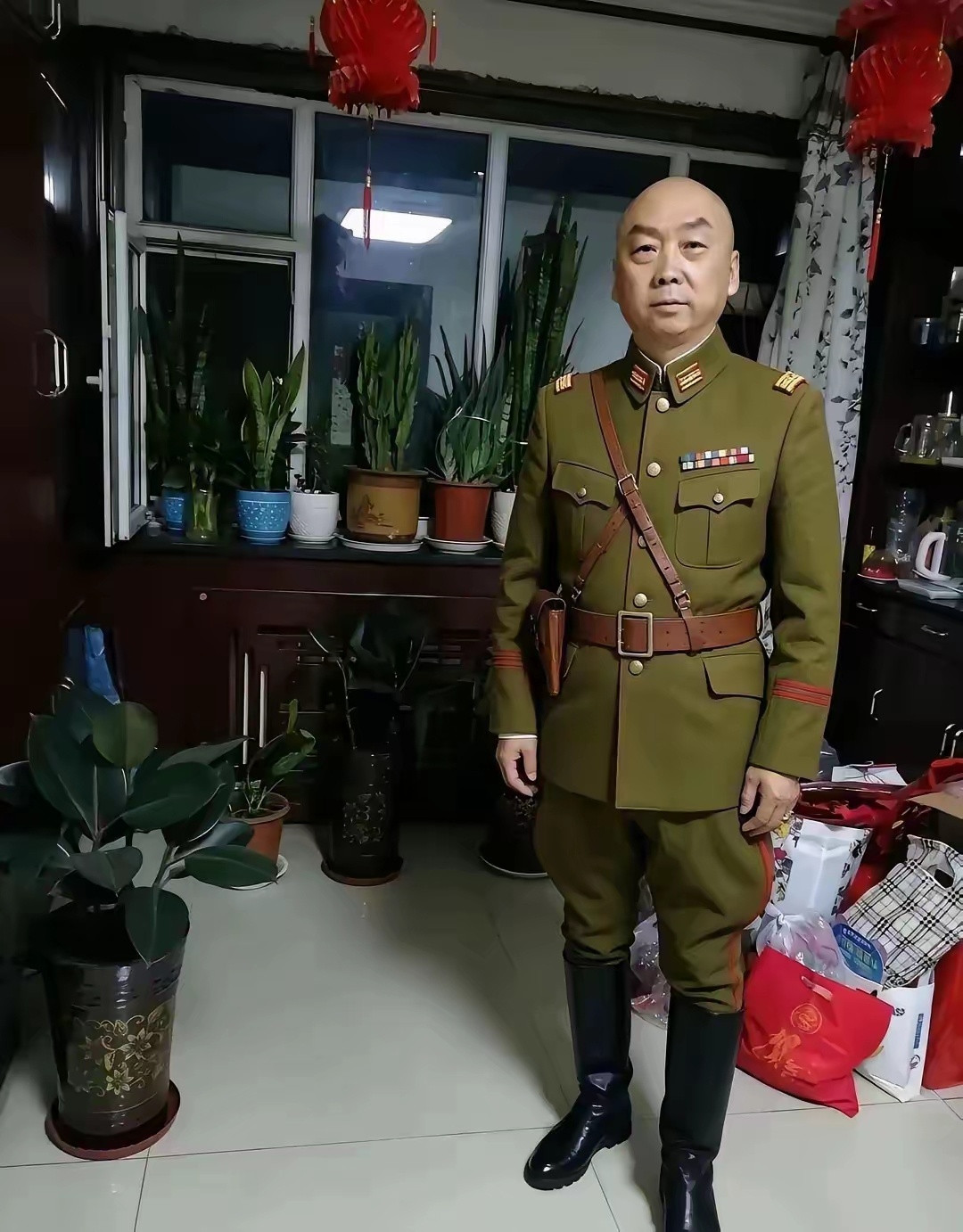 明明生在新中国，长在红旗下，怎么就莫名其妙的热衷于这身不伦不类的行头