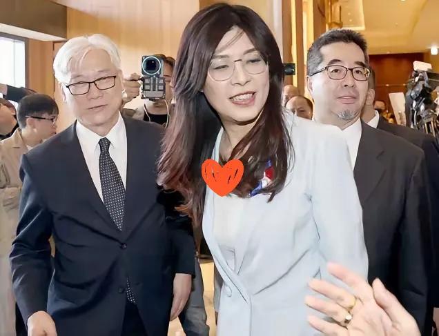 最近台湾政坛可热闹了！国民党主席郑丽文11月8日跑去台北马场町纪念公园给隐蔽战线