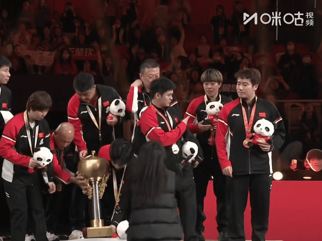 莎莎、曼昱好谦虚，站在边上[赞][笑着哭]！林诗栋也站在靠边的位置[赞]！当然