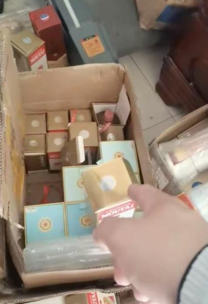 辽宁沈阳，一对夫妻经营酒行，35岁丈夫看店时，三名外地民警突然上门，号称查假五粮