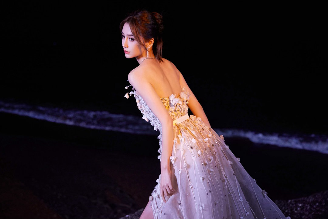 angelababy杨颖夜色翻涌海浪，晚风轻托满身碎花，在沙滩上，盛开一袭温
