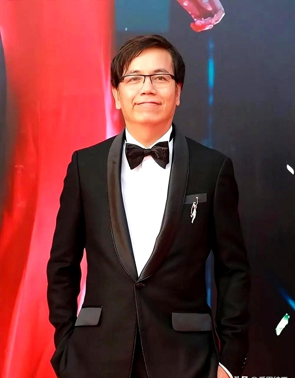 谁能想到，那个整天把“我一秒钟几十万上下”挂在嘴边的搞笑男，现实里居然是个在港圈