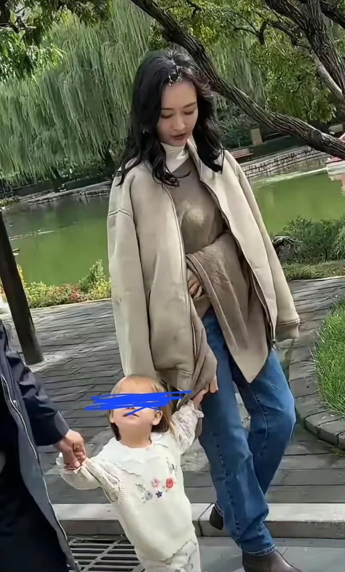 王鸥前几天发文承认自己生了女儿，而且是独自抚养，整篇声明完全没提到孩子的父亲是谁。看到这事我第一反应
