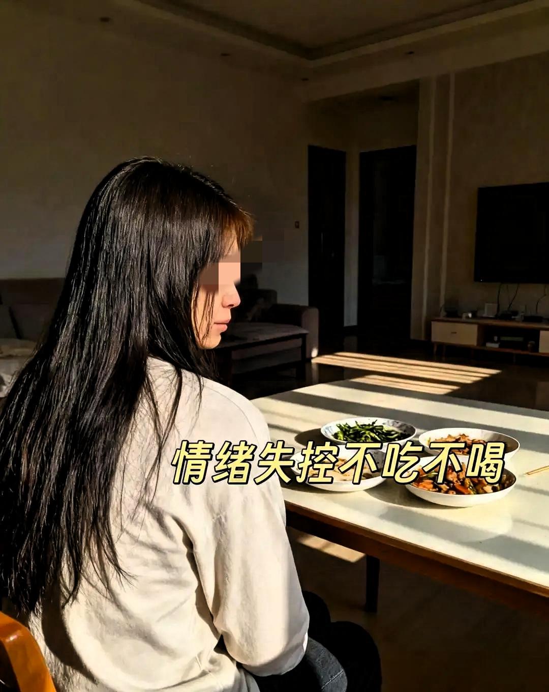 泪目！郑州金水区，一个离婚不到半年的女子在家里听到前夫再婚的消息，她瞬间像被抽空