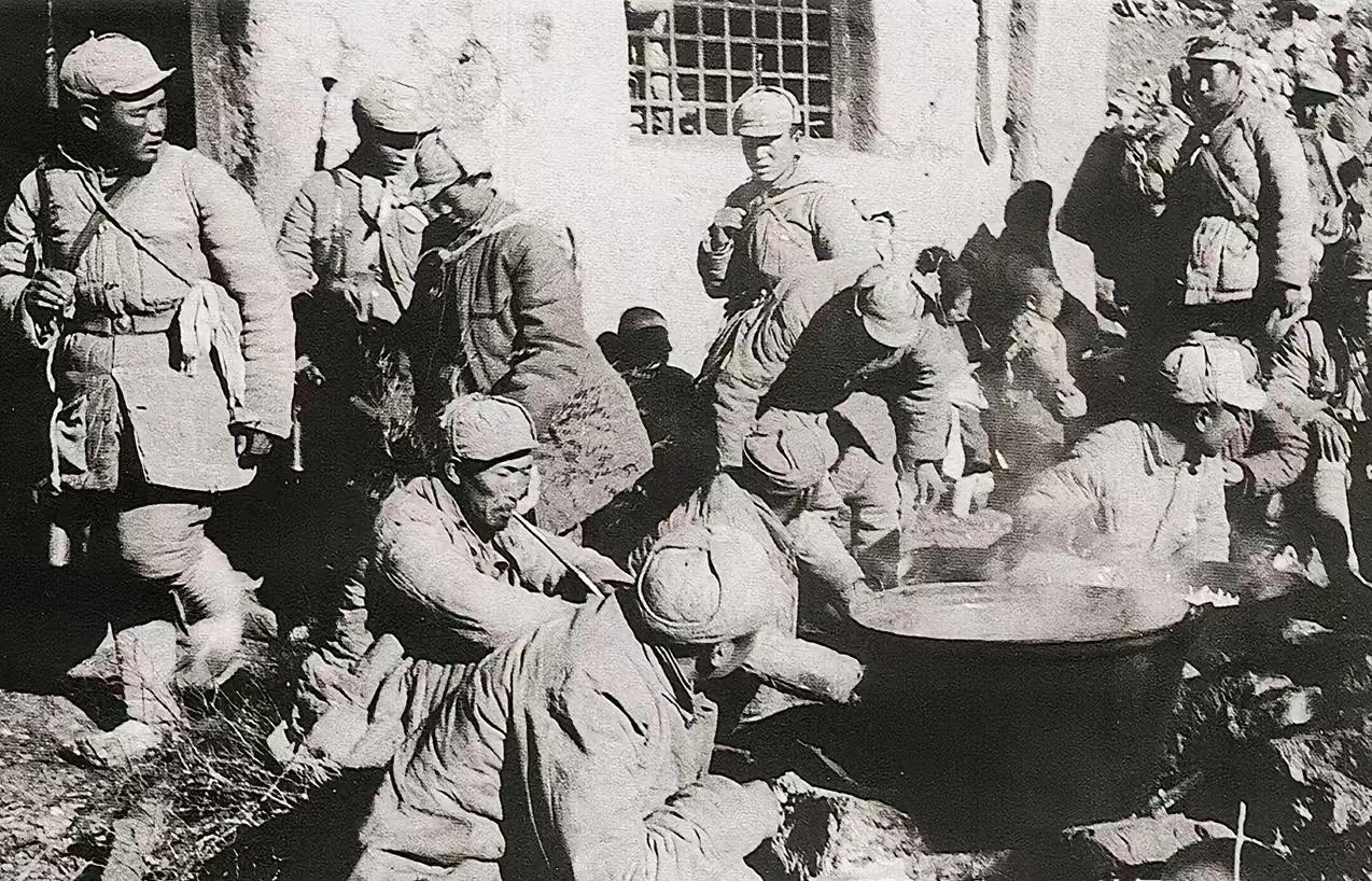 1942年冬，太行山深处，八路军某部刚打完一场伏击战，缴获了几头日军留下的生猪。