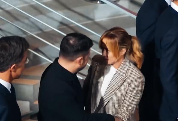 泽连斯基和梅洛尼又见面了啊！两人见面以后，看来交流的还不错啊！两人一见面首先