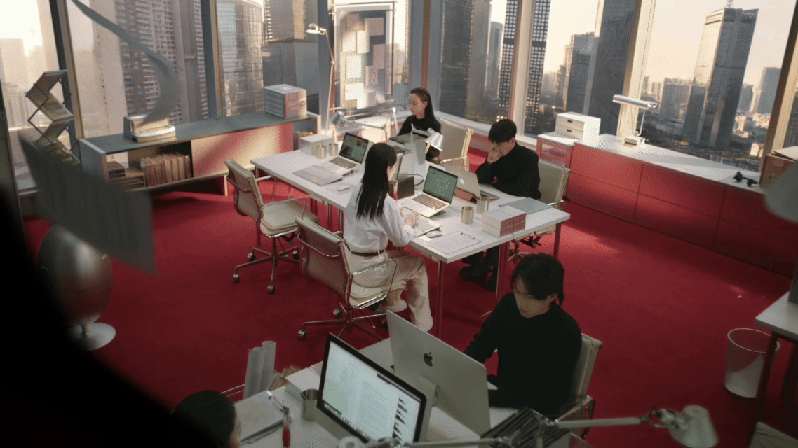 杨紫允许自己绕个弯枫林、城市、雪山、片场……的每一段路程都似一场温柔的奔赴。从