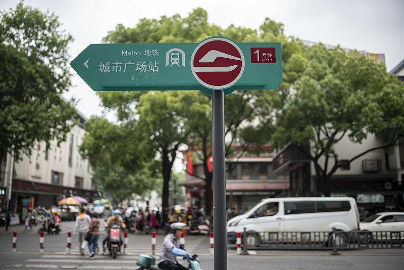 最近刷到合肥下一轮扩容的讨论，评论区几百条留言吵得热火朝天，翻完几十页我总算理出