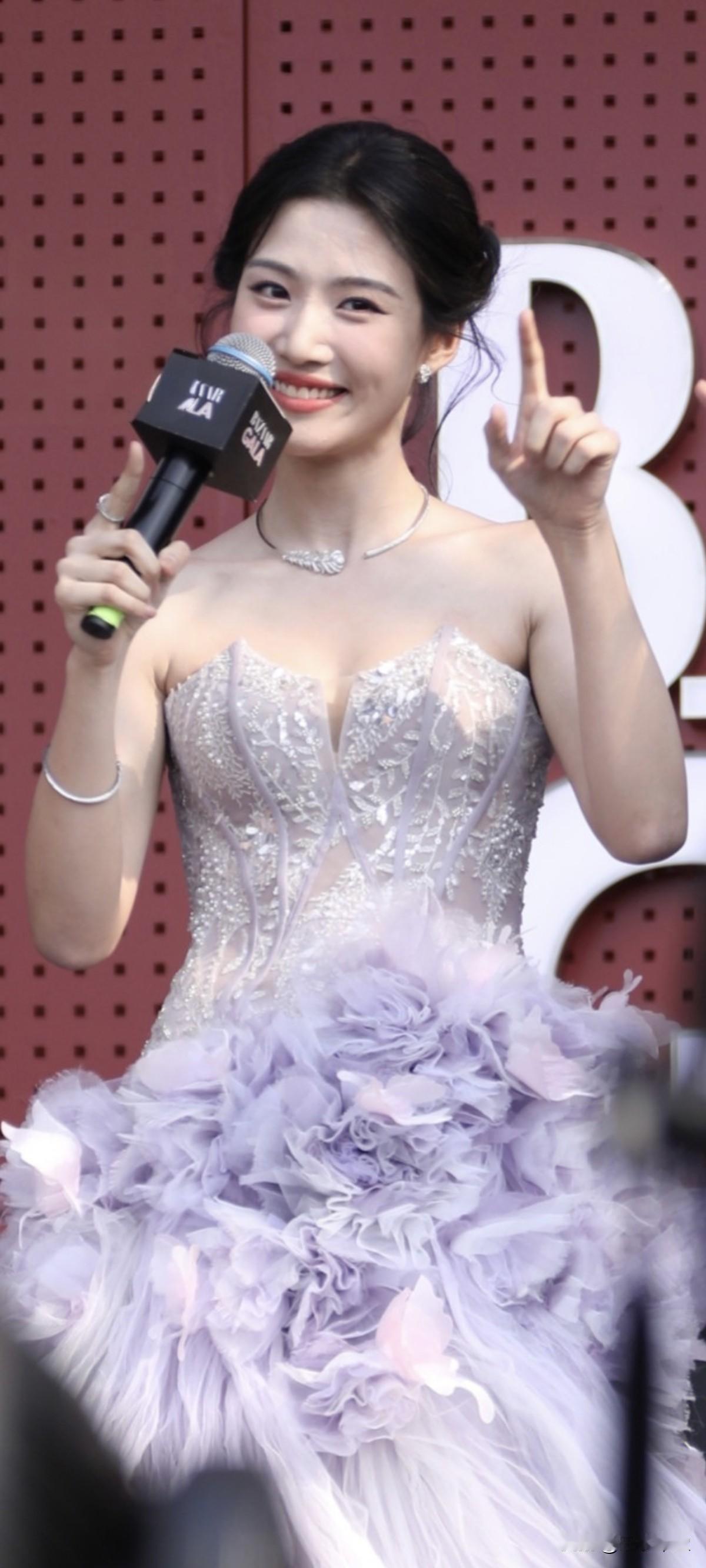 卢昱晓芭莎之夜红毯生图，灵动氧气感满满，太美了这个卢昱晓，期待晚上芭莎之夜女明星