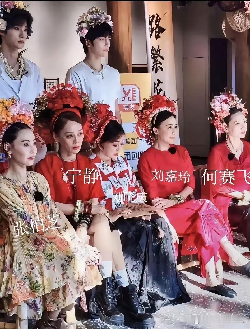 刘晓庆真的老了,外表再年轻,眼神不欺骗人。刘晓庆也是为了让自己有活力,第一季综艺