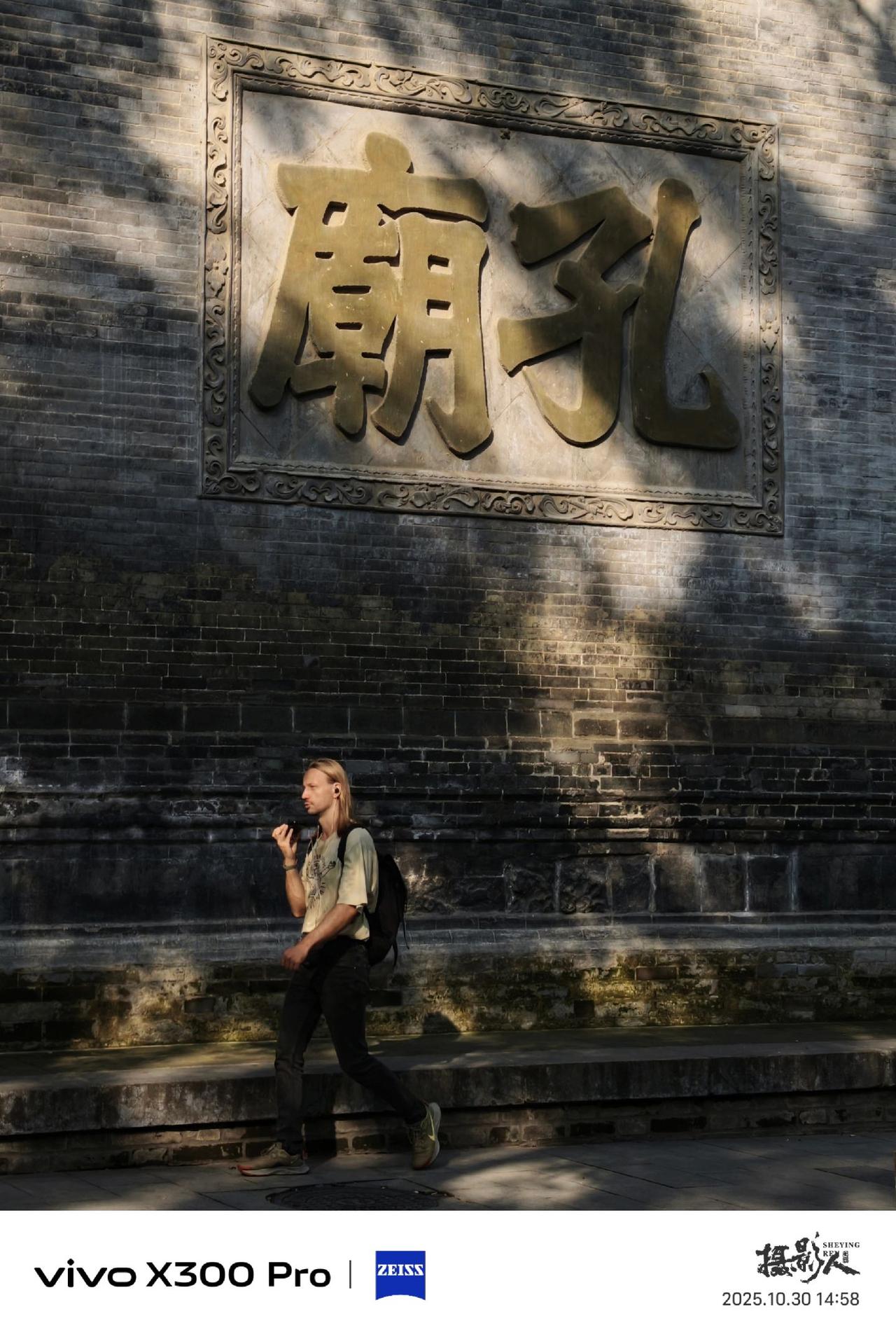 很长一段时间连续的阴雨天，使阳光显得更加难得。趁着好天气，用手机记录下西安城墙