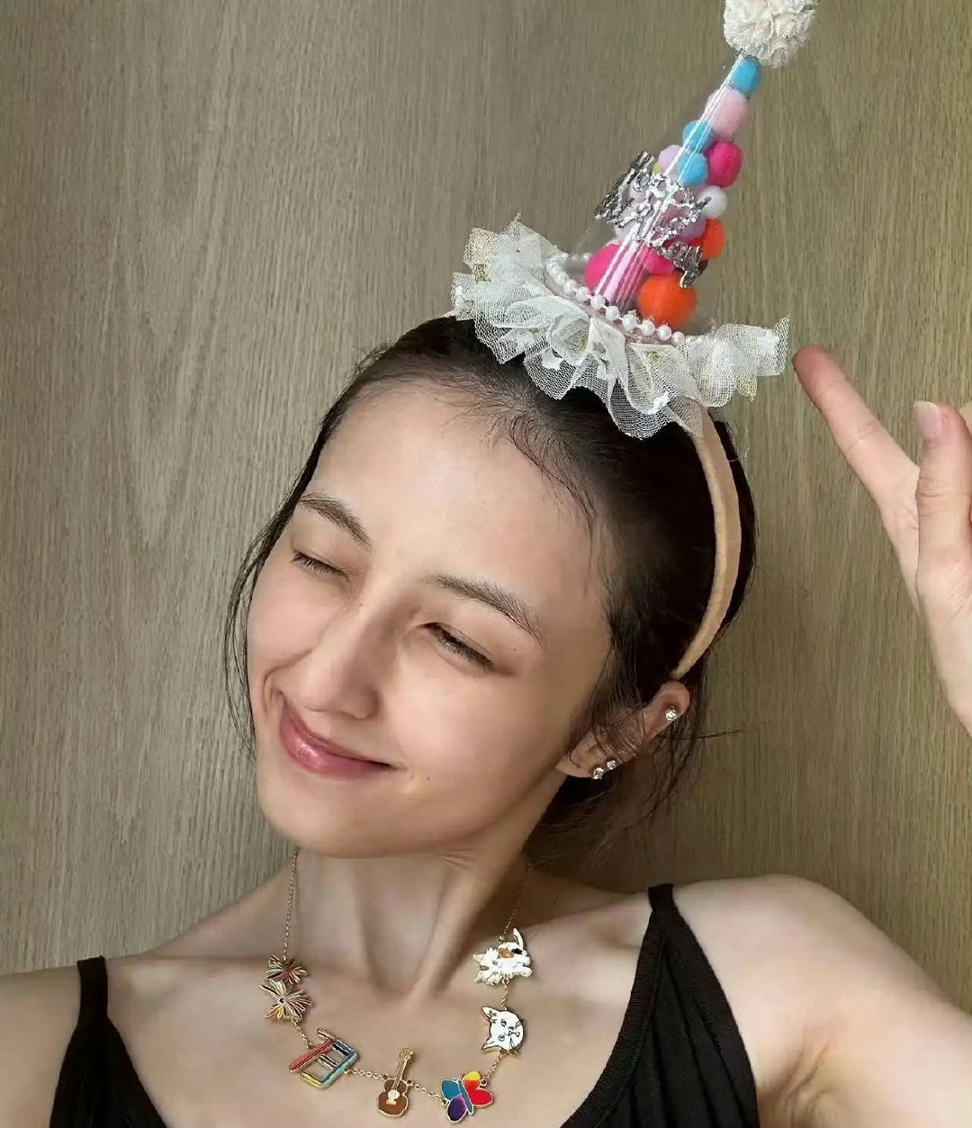 我的天，张子枫是得厌食症了吗，瘦到脸颊凹陷，网友调侃撞脸李维嘉​