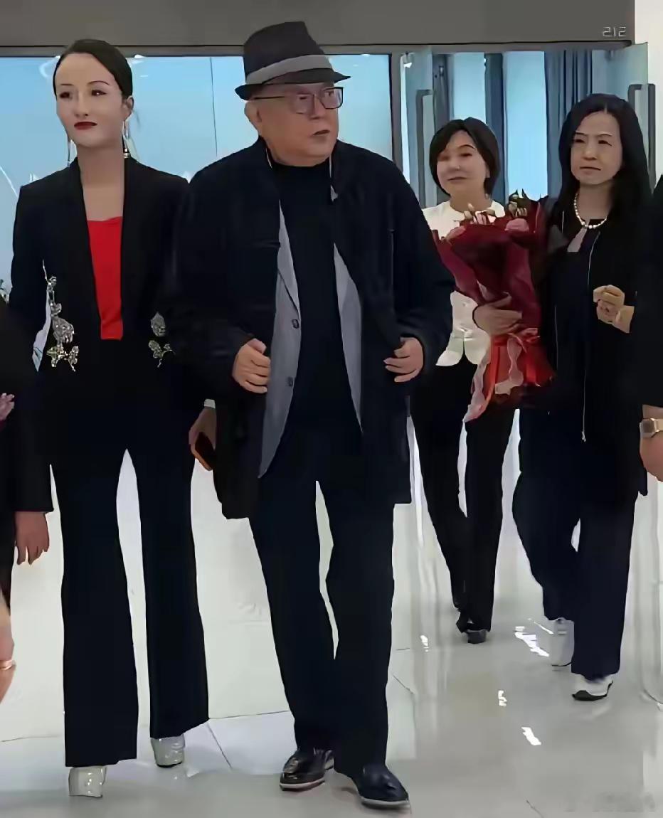 79岁的王刚与59岁妻子郑艳东参加活动时的一幕，郑艳东是大提琴副教授、气质温婉,