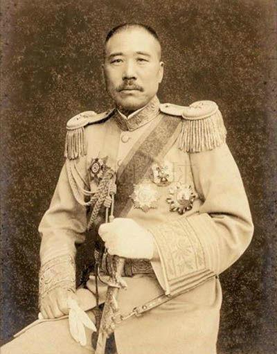 1932年，韩复榘携姨太太宴请张宗昌，张宗昌调侃说：“你在山东顶了我的窝子，我今