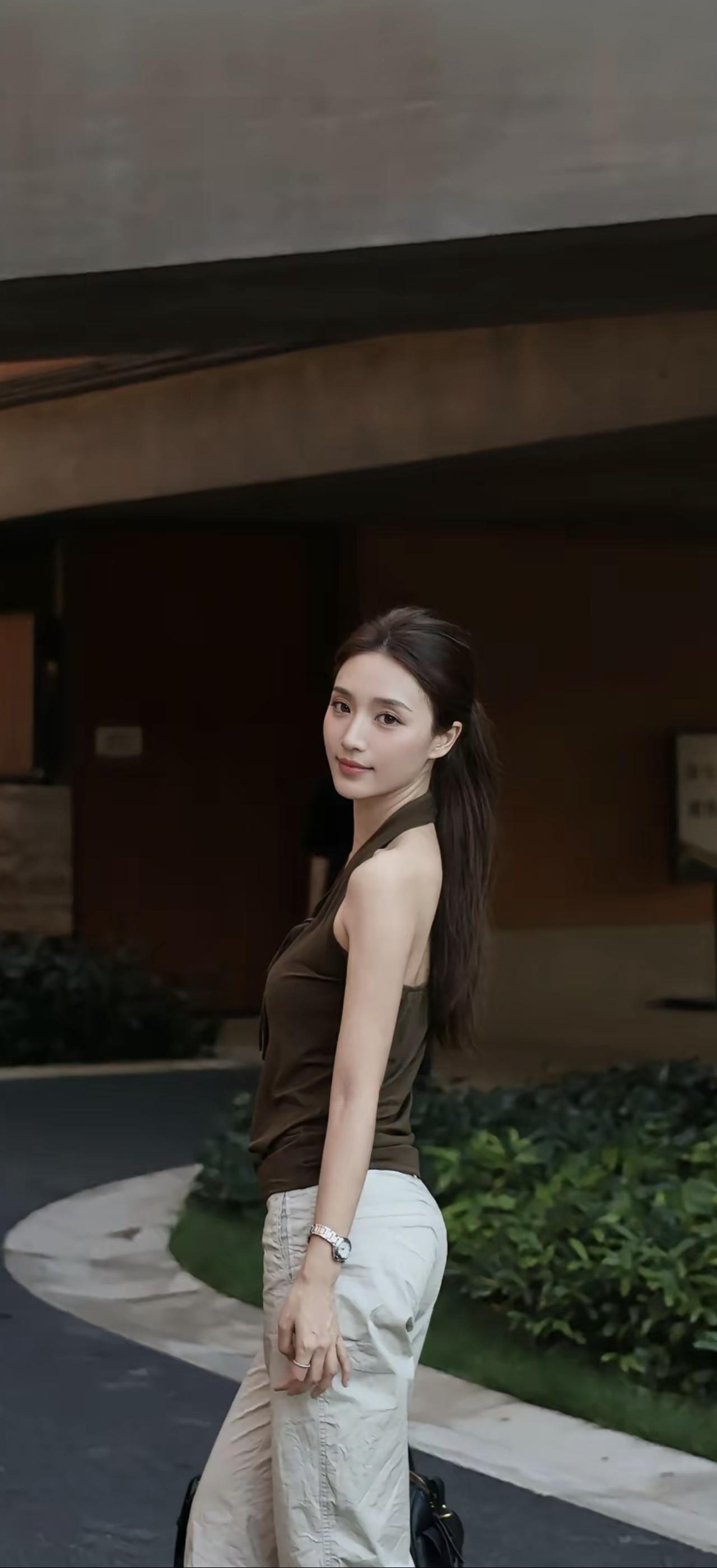 这姑娘穿着休闲，走路带风。