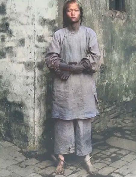 1895年，一名脚戴镣铐的女子被官府判处死刑，她因杀害外国传教士即将被斩首。临刑