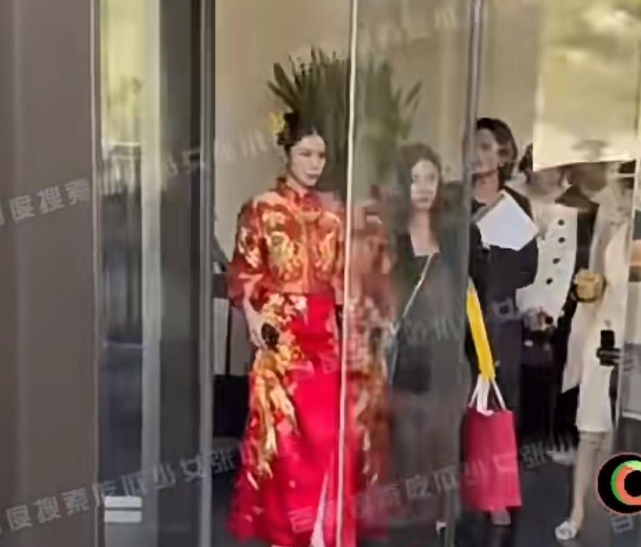 马筱梅娘家陪嫁好豪横啊……汪小菲和马筱梅穿着传统的婚服从酒店里走出来被拍到！马