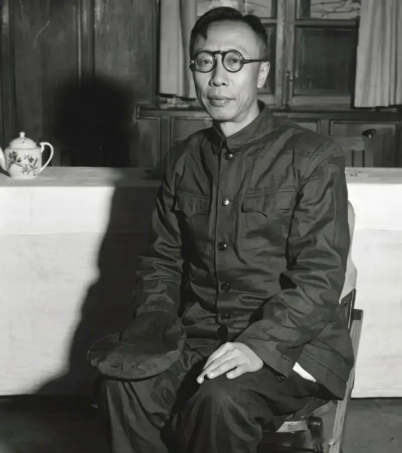 1950年抚顺的寒风里，溥仪撕开棉袄的那一刻，抖落的不只是陈年棉絮，还有一个王朝