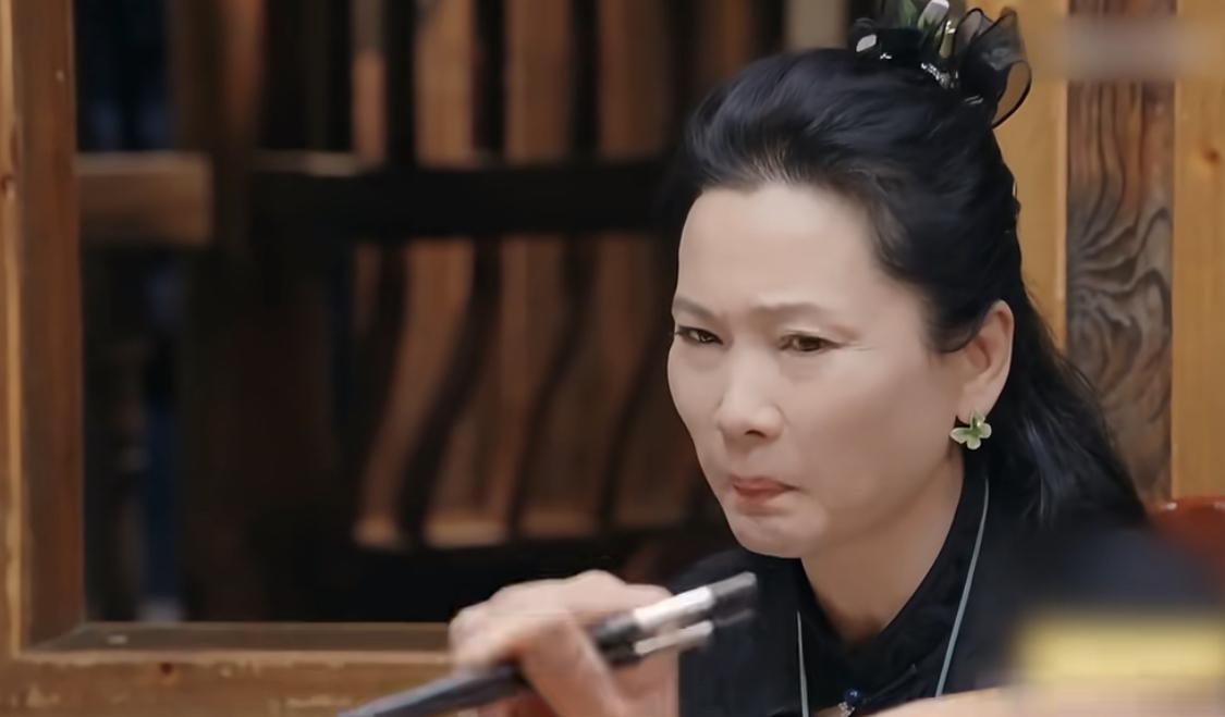 何赛飞形容折耳根的味道“令人发指”。而宁静是享受这种美味。宁静享受的同时，还