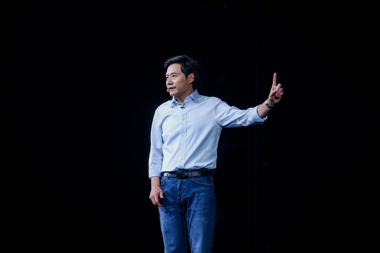 小米公司上市后上半年财报对比：2025年上半年：收入2272亿，经调整净利润
