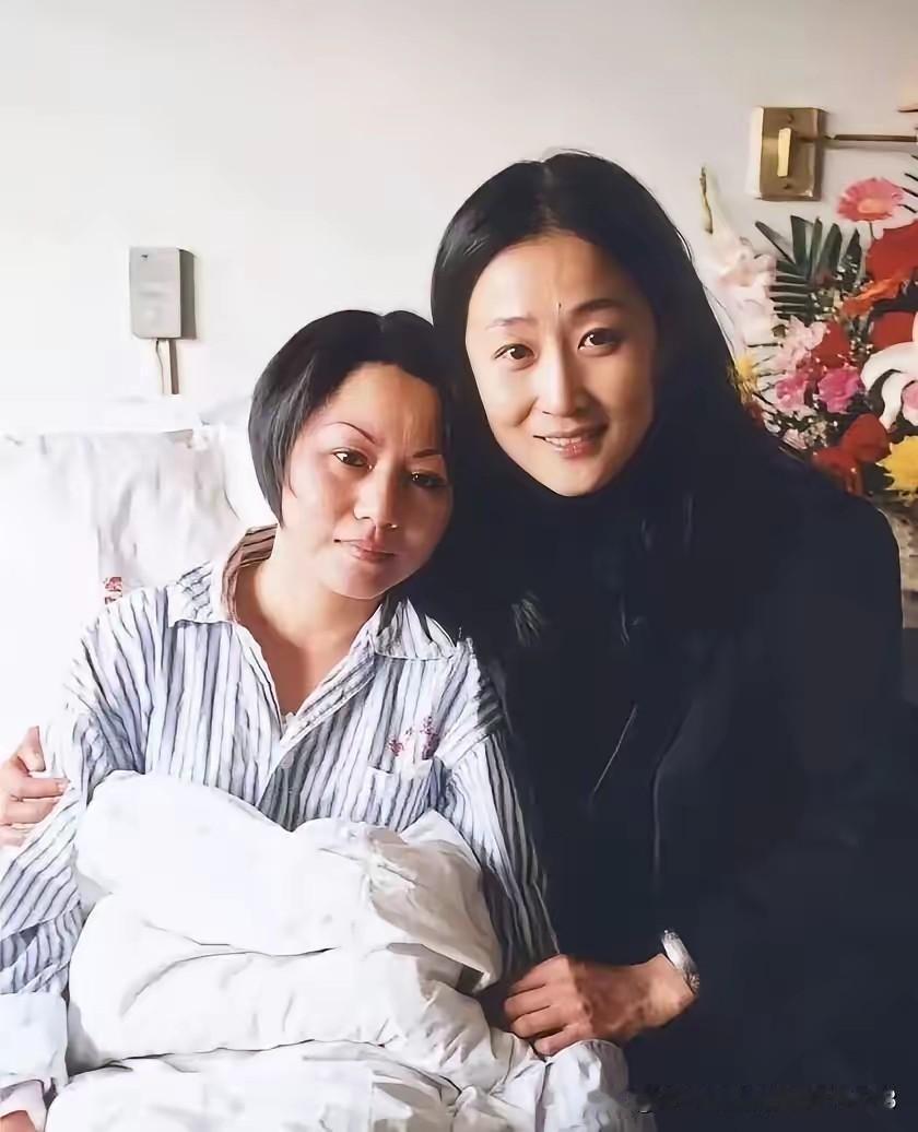 王伟牺牲后，妻子阮国琴哭到住院，精神几近崩溃。海军首长问她最想见谁，她说出了一个