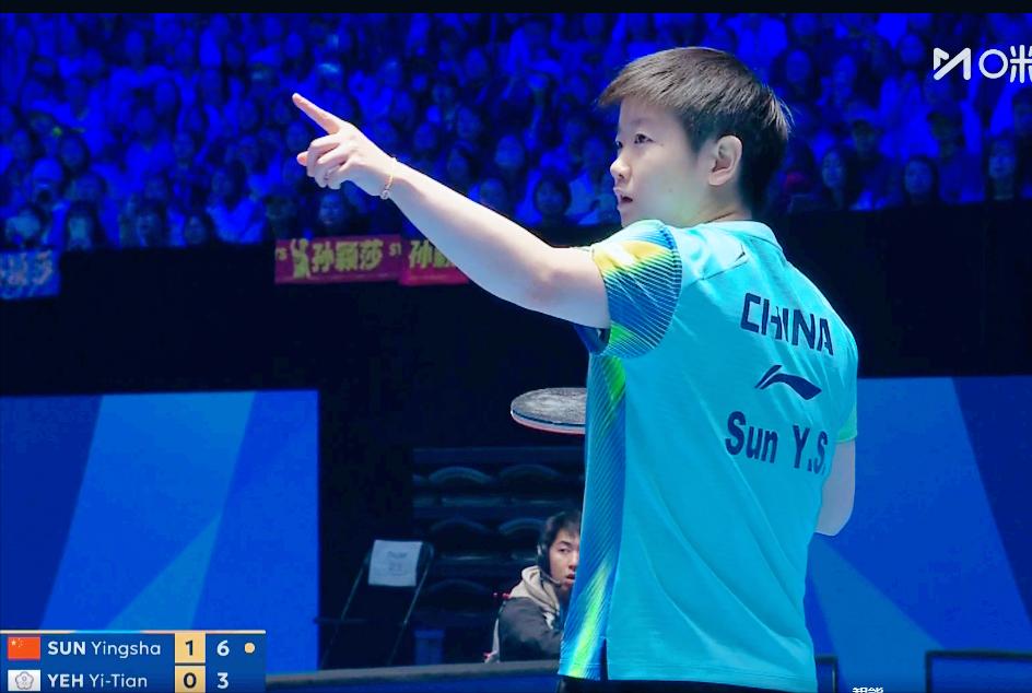 突发！孙颖莎领先4分后，有人用闪光灯闪莎莎了！莎莎不再客气，用正手轰了。第