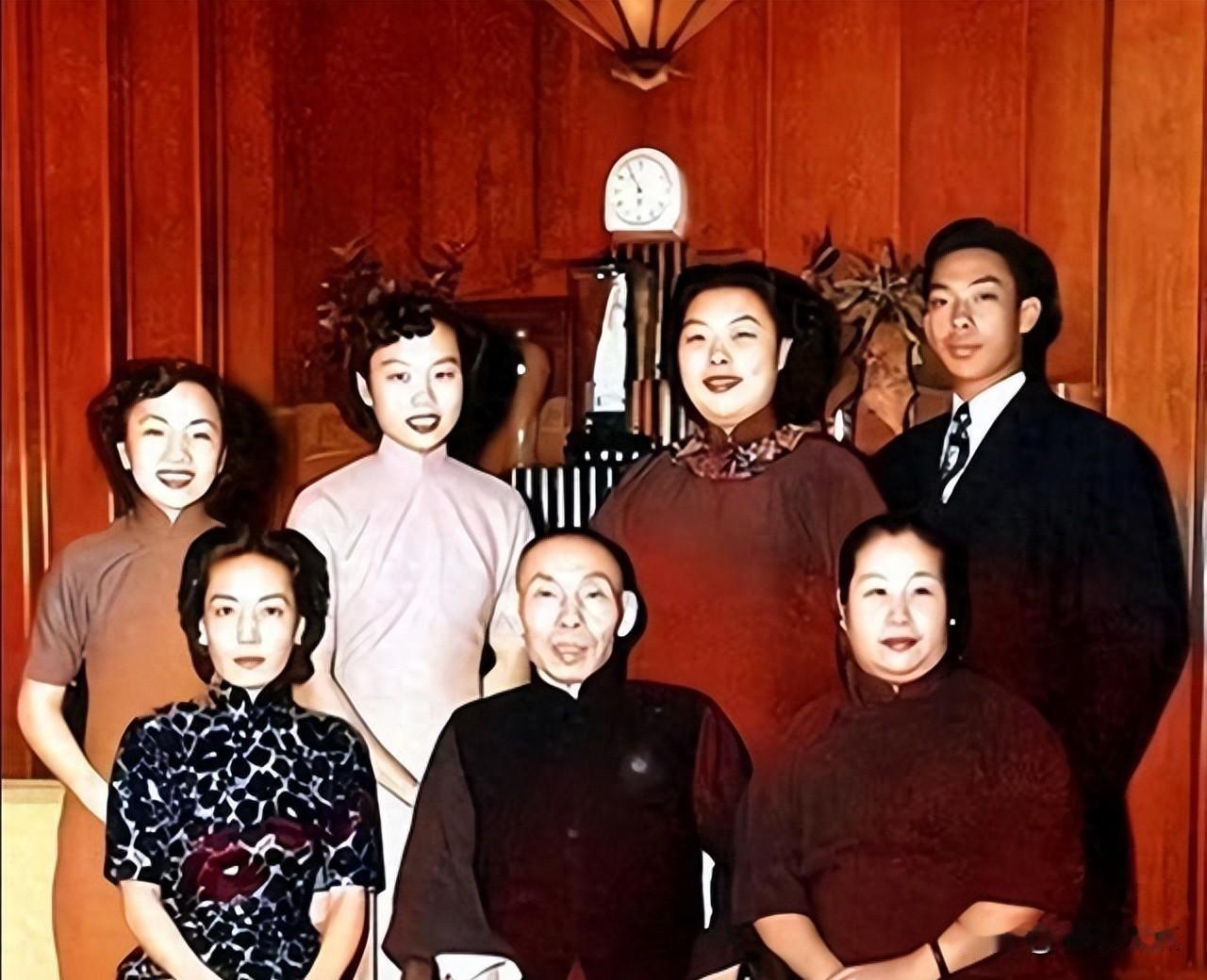 杜公馆里五张老照片，谁在笑谁在忍，她们到底怎么活下来的。我翻了几本新出的民国女