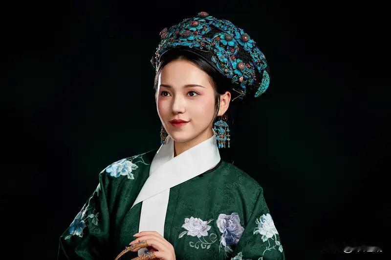 《甄嬛传》里要说哪个角色最爱皇上,那纯元、端妃、华妃都有很大竞争力。纯元虽没怎