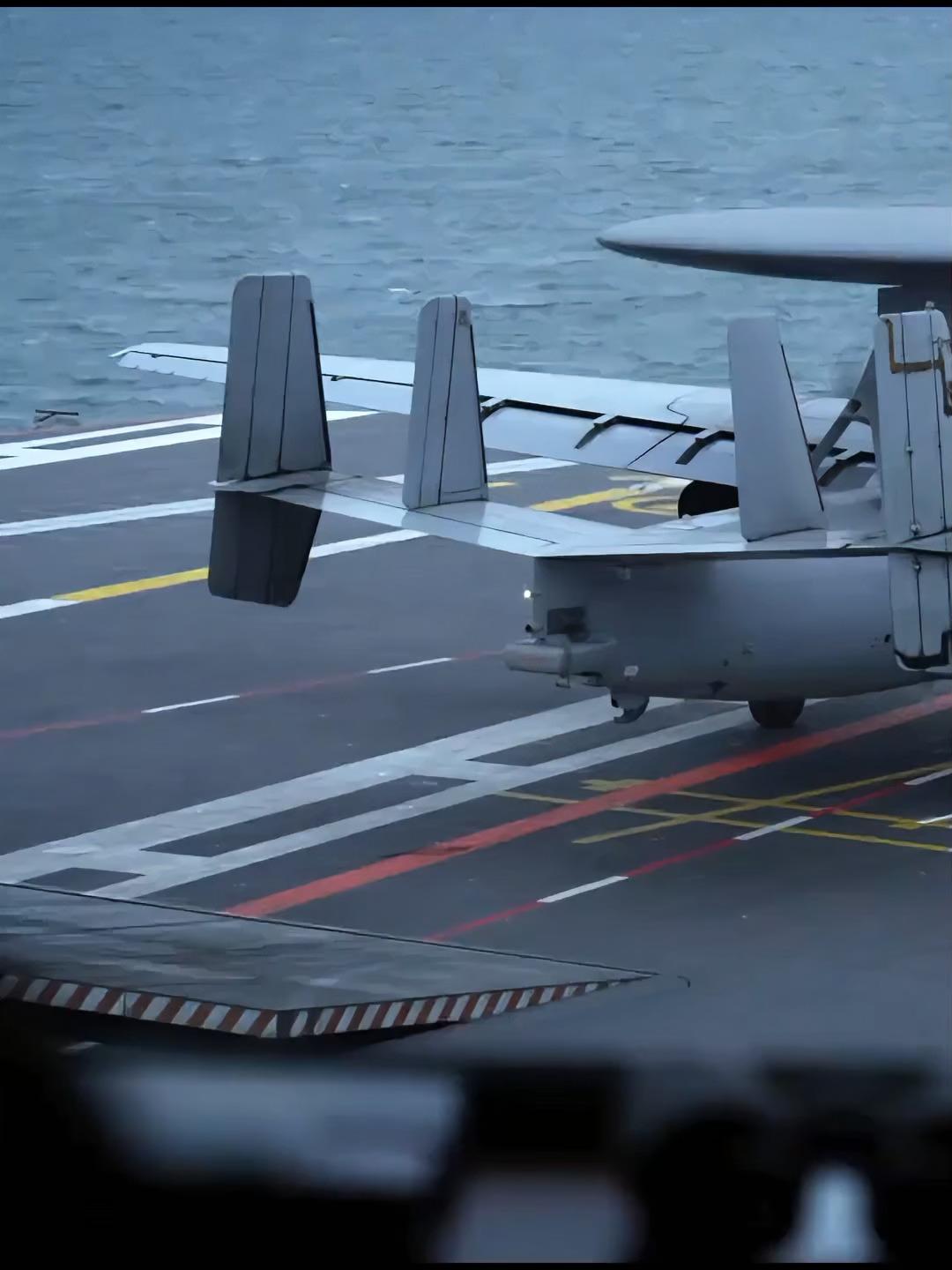 今天来介绍一个“冷知识”，“福建”号航母上“空警”600预警准备弹射起飞时，为什